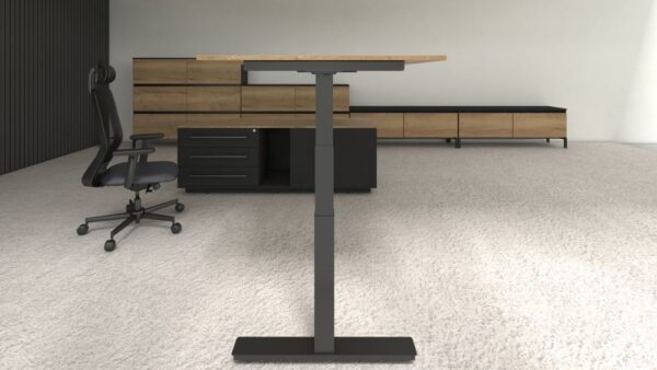 Elektrisch verstelbare bureautafel met houten tafelblad in kantoorruimte